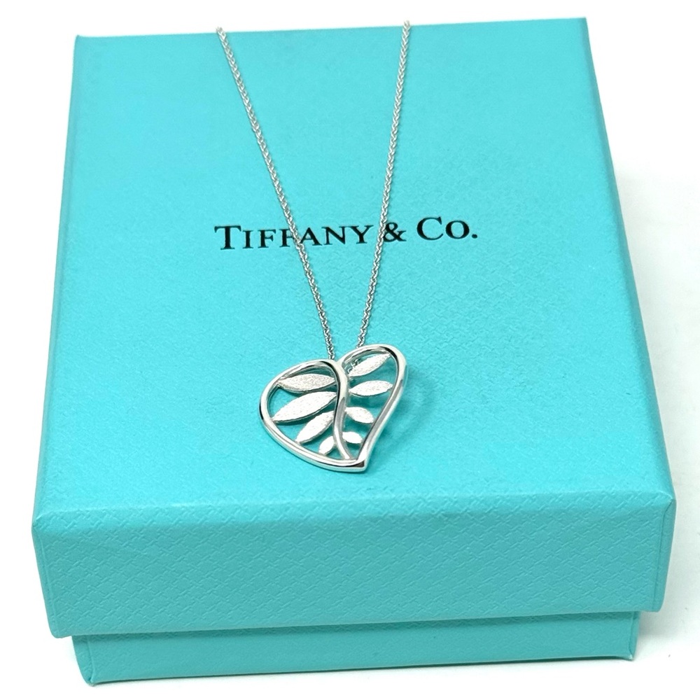 Authentic Tiffany & co. Paloma Picasso Villa Palm Leaf Pendant Necklace.